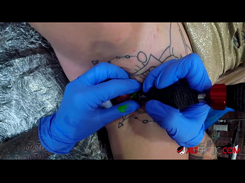 ❤️ Sully Savage mai tsananin jarfa ta yi tattoo a kan kwarin ta Batsa vk ☑